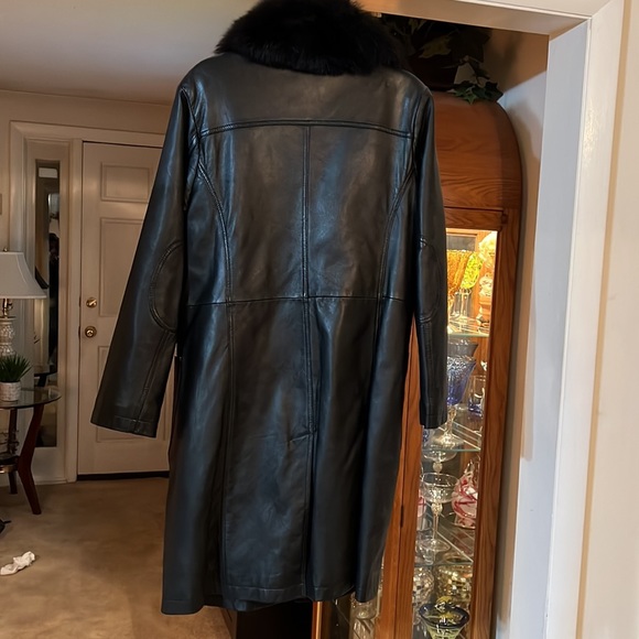 Womans black full length genuine leather coat with removable fox collar - Picture 4 of 10